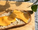 Hình bước làm 3 của món Toast Double Cheese và Xúc Xích - Bữa Sáng 5 sao chỉ trong 5’