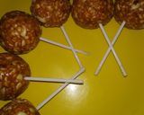 A picture of step 4 of Crunchy peanut sesame chocolate lolipops.