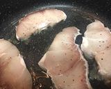 Foto del paso 2 de la receta: Emperador sobre lecho de patatas, cebolla y manzana con cúrcuma