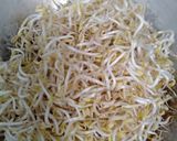 A picture of step 3 of Tumis tauge.