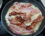 Foto del paso 4 de la receta: Tortilla de patatas rellena de bacon y queso