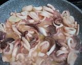 Foto del passaggio 1 della ricetta Spaghetti quadrati con moscardini e calamari 🐙🍝🍅