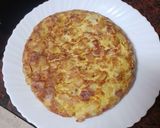 Foto del paso 6 de la receta: Tortilla de papas con cebolla, fuet y perejil picado