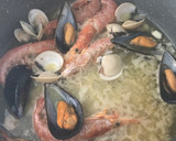 Foto del paso 1 de la receta: Trucha salmonada con marisco