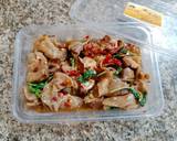 ผัดกะเพราหมูตุ๋น วิธีทำสูตร 2 รูป