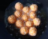 Foto langkah ke 5 dari resep Bola bola ubi isi coklat.