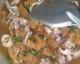 Foto langkah ke 6 dari resep Oseng Cumi Tempe Cabai Hijau.