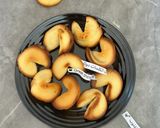 صورة لخطوة 8 من وصفة كوكيز الحظ 🥠 Fortune Cookies