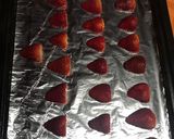 Foto del paso 1 de la receta: Vaquitas de san Antonio, con frutillas y chocolate
