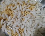 A picture of step 2 of Mudhi (bhelpuri).