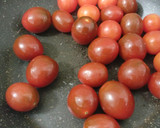 Foto del paso 5 de la receta: Cordero al ajillo frito y tomatitos salteados