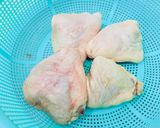 Hình bước làm 1 của món Má đùi gà rim tiêu