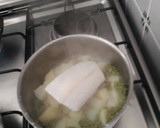 Foto del paso 1 de la receta: Lomo de Bacalao con patatas y guisantes