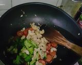Foto langkah ke 3 dari resep Tumis Makaroni Asam Manis.