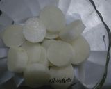 A picture of step 2 of Tricolor Vegetables Juices.