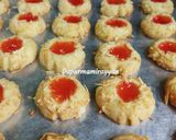 Foto langkah ke 6 dari resep Thumbprint Cookies Strawberry Cheese.