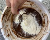 Foto del paso 3 de la receta: Brownie-torta de choco y futos rojos