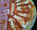 Foto del paso 4 de la receta: Pizza mita - mita (con 5 ingredientes básicos)