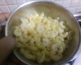 A picture of step 1 of White sauce pasta.