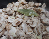 Foto del paso 2 de la receta: Xampinyons amb picada i vi blanc