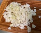 Une image de l'étape 4 de Salade de pommes de terre aux harengs, tomates et oignons.