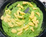 Foto del passaggio 6 della ricetta Cavatelli al pesto di avocado e asparagi