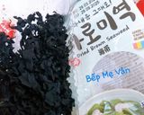 Hình bước làm 1 của món Canh rong biển khô nấu nấm kim châm và thịt bằm