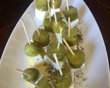 Foto del paso 1 de la receta: Pinchos de feta y pepinillos