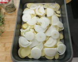 Foto del paso 2 de la receta: Codillo con patatas y hierbas