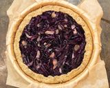 Foto del passaggio 13 della ricetta Torta salata di farina di ceci e grano saraceno con gorgonzola e cavolo cappuccio rosso