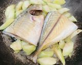Hình bước làm 2 của món Cá hiếu luộc cạn với sả và mướp