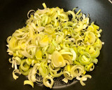 Foto del paso 4 de la receta: Quiche de gambones al pil pil con puerro y mozzarella