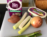 Foto del paso 1 de la receta: Crema fría de puerros con puntas de triguero ahumadas y variado de semillas