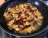 Une image de l'étape 5 de Sauce au thon, tomates séchées et champignons de paris.