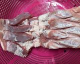 Hình bước làm 1 của món Ba chỉ chiên sả ớt