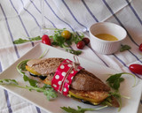 Foto del paso 10 de la receta: Bocadillo de berenjena y tomate con miel y vinagreta de mostaza