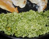 Foto del paso 4 de la receta: Filet de merluza al horno con arroz verde