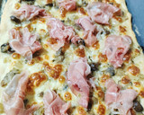 Foto del paso 7 de la receta: Pizza blanca de setas y jamón