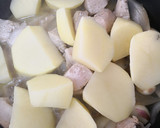 Foto del paso 3 de la receta: Patatas guisadas con pollo 🥔 🐔 fáciles