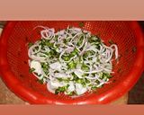 A picture of step 2 of Crispy Spinach pakora.