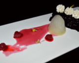 Foto del paso 10 de la receta: Bizcocho de remolacha y chocolate sobre culis de frambuesas