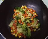Foto langkah ke 5 dari resep Tumis Brokoli Wortel.
