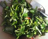 Foto langkah ke 3 dari resep Tumis kangkung telur puyuh saus tiram.