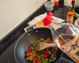 Foto del paso 2 de la receta Stir fry de gambas y espárragos al wok con miso picante