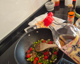 Foto del paso 2 de la receta: Stir fry de gambas y espárragos al wok con miso picante