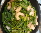 Foto del paso 1 de la receta: Salteado de espárragos con gambas y pinchitos de ternera