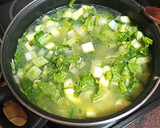 Foto del paso 1 de la receta: Sopa de lechuga con albóndigas de pan