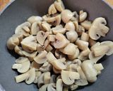 Foto del paso 3 de la receta: Tortilla de Patatas y Champiñones: El Dúo Perfecto