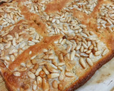 Foto del paso 8 de la receta: Coca de hojaldre de crema de almendras y piñones (sin gluten)