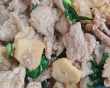 รูปขั้นตอนการทำที่ 3 ของ ผัดหมูเห็ดออรินจิ
